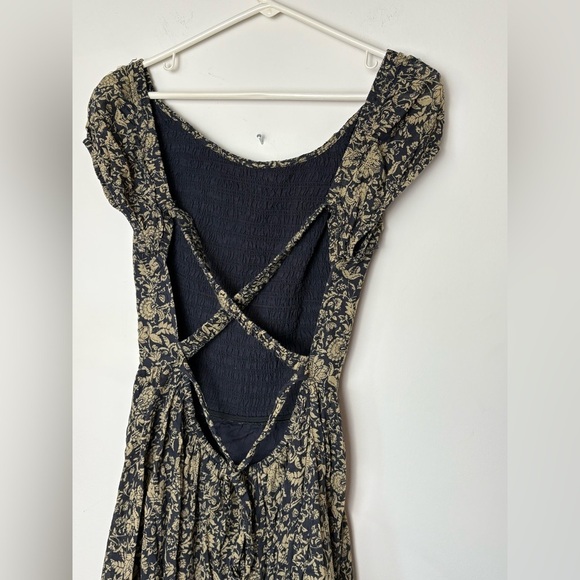 Elegant Black and Gold Women's Dress - Picture 8 of 14